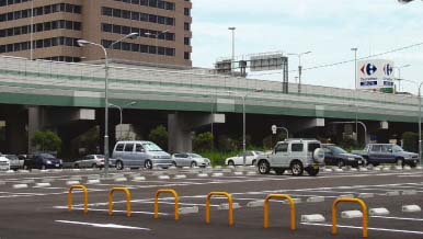 東大阪市総合庁舎及び駐車場の風景